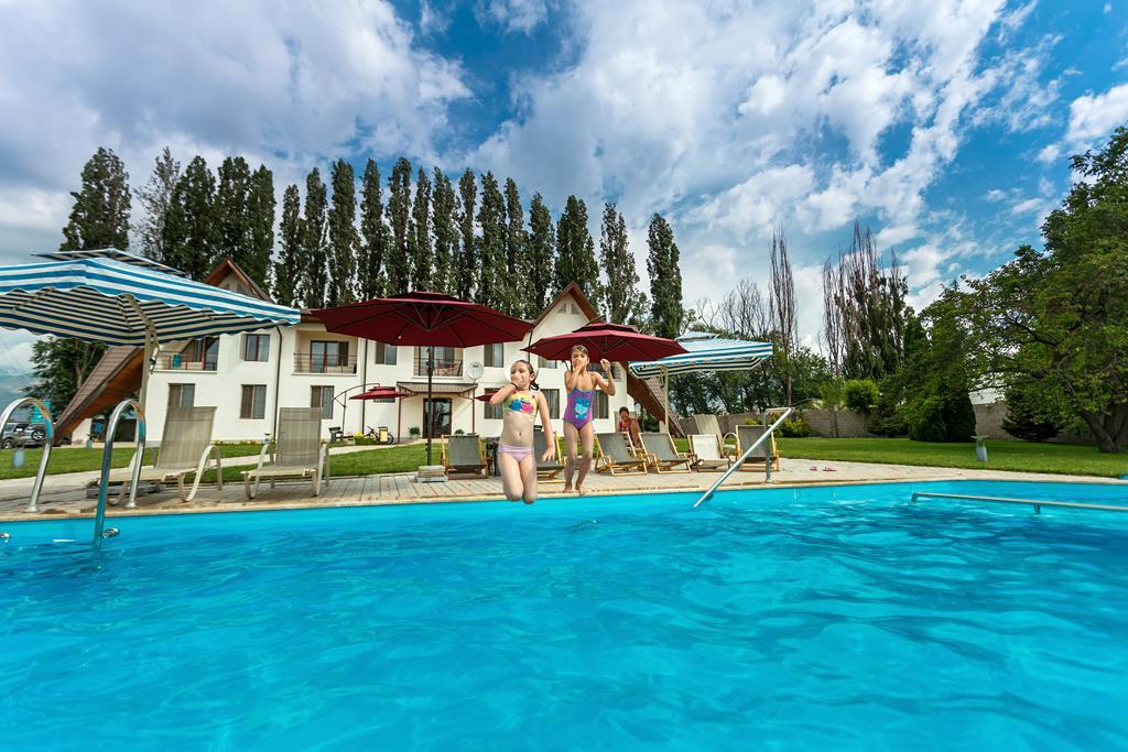 Dolinnka Hotel Cholpon-Ata Exteriör bild